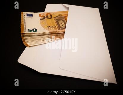 Bouquet de billets en euros en enveloppe blanche: Divers concepts Banque D'Images