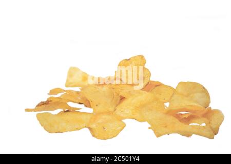 Les chips de pomme de terre versées à partir d'un sac reposent sur un fond blanc. Macro Banque D'Images