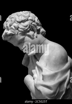 Photo noir et blanc du jeune garçon dans le profil sculpté sur marbre Banque D'Images