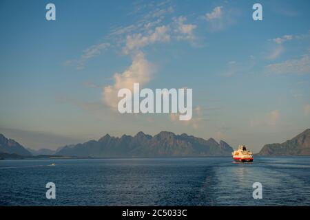 Navire Hurtigruten MS Kong Harald près de Svolvaer dans le comté de Nordland, îles Lofoten, Norvège. Banque D'Images