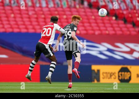 Londres, Royaume-Uni. 29 juin 2020. Jayden Richardson (en prêt de la forêt de Nottingham) d'Exeter City et Callum Morton (en prêt de WBA) de Northampton Town dans une bataille aérienne pendant le match final de Sky Bet League 2, match entre Exeter City et Northampton Town au stade Wembley, Londres, Angleterre, le 29 juin 2020. Photo d'Andy Rowland. Crédit : images Prime Media/Alamy Live News Banque D'Images