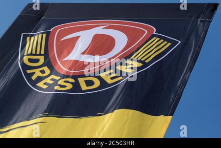 Dresde, Allemagne. 26 juin 2020. Un drapeau avec le Dynamologo agite dans le vent lors de l'ouverture du nouveau centre d'entraînement de SG Dynamo Dresden appelé 'AOK plus Walter-Fritzsch-Akademie'. Crédit : Robert Michael/dpa-Zentralbild/dpa/Alay Live News Banque D'Images