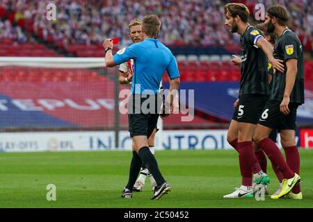 Londres, Royaume-Uni. 29 juin 2020. Dean Moxey d'Exeter City est envoyé lors du match final DE la Sky Bet League 2 entre Exeter City et Northampton Town au stade Wembley, Londres, Angleterre, le 29 juin 2020. Photo d'Andy Rowland. Crédit : images Prime Media/Alamy Live News Banque D'Images