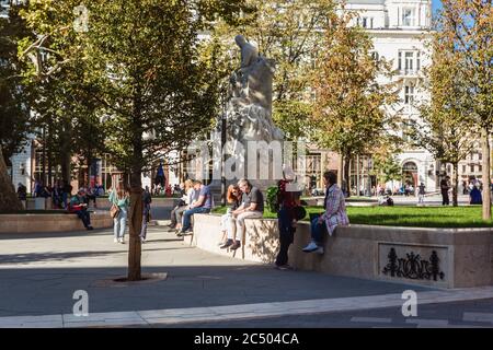 Budapest, Hongrie. Octobre 2019: Statue de Mihaly Vorosmarty et les gens qui marchent près de la place Vorosmarty, place centrale de Budapest Banque D'Images