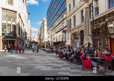 Budapest, Hongrie. Octobre 2019: Touristes et visiteurs assis dans un café d'été sur la place Vorosmarty à Budapest Banque D'Images