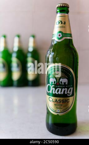 Bouteilles de bière Thai Chang Classic. Banque D'Images