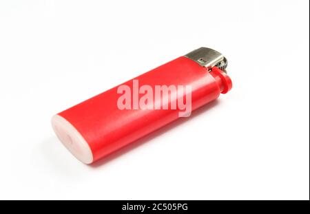 Un simple briquet rouge posé verticalement isolé sur fond blanc Banque D'Images