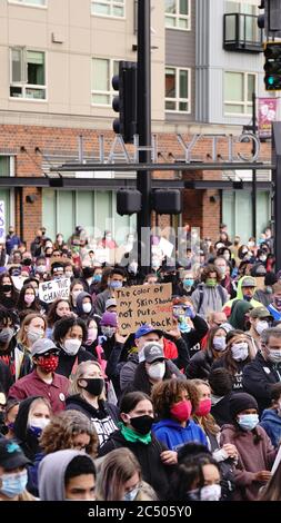 Auburn, WA/USA – 2 juin : les manifestants Street View se réunissent tandis que la police suit l'hôtel de ville jusqu'en mars pour George Floyd Auburn le 2 juin 2020 Banque D'Images