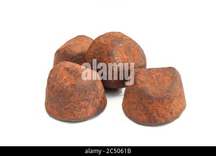 Truffes au chocolat au cacao belge. Dessert classique isolé sur fond blanc Banque D'Images