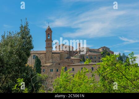 Vue sur la ville médiévale et Renaissance de Montepulciano en Toscane, Italie. Banque D'Images