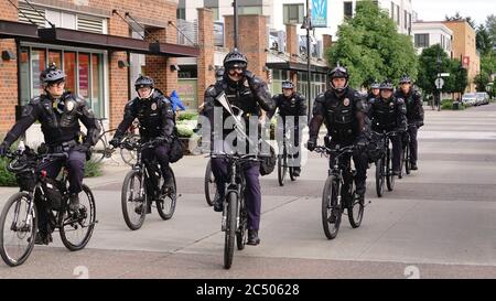 Auburn, WA/USA – 2 juin : les manifestants Street View se réunissent tandis que la police suit l'hôtel de ville jusqu'en mars pour George Floyd Auburn le 2 juin 2020 Banque D'Images