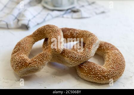 Pain turc simit incrusté de graines de sésame. Généralement apprécié avec le café. Banque D'Images