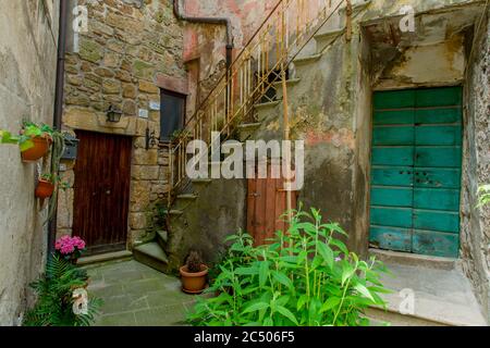 Scène étroite dans l'ancienne ville médiévale de colline de Pitigliano, dans la province de Grosseto, au sud de la Toscane, en Italie. Banque D'Images