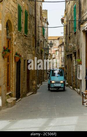 Scène de rue avec un Piaggio, parfois appelé APE Piaggio, Apecar, APE car ou juste APE, qui est un véhicule commercial léger à trois roues en t. Banque D'Images