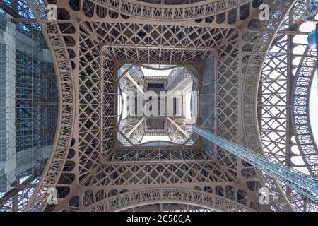 Paris, France - 25 06 2020 : vue de l'intérieur de la Tour Eiffel Banque D'Images