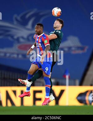 James Tarkowski de Burnley (à droite) et Jordan Ayew de Crystal Palace se battent pour le ballon dans les airs lors du match de la Premier League à Selhurst Park, Londres. Banque D'Images