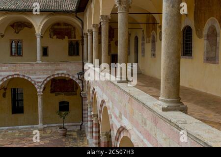 Le frère Sacro Convento avec ses imposants murs avec 53 arches romanes se dresse à côté de la basilique papale de Saint François d'Assise, à Assise, Umb Banque D'Images