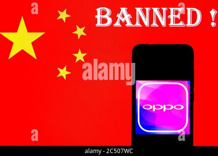 Dans cette illustration, le logo de l'application OPPO vu affiché avec un fond du drapeau chinois.le gouvernement indien a émis le 29 juin une ordonnance d'interdiction de 59 applications de téléphonie mobile liées à la Chine pour des raisons de sécurité nationale. Banque D'Images