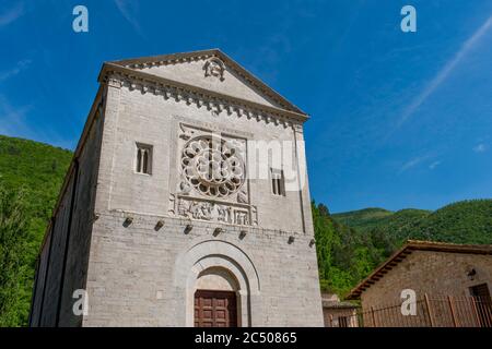 L'église de Castel San Felice dans la vallée de la rivière Nera près de Norcia dans la province de Pérouse dans le sud-est de l'Ombrie, Italie. Banque D'Images