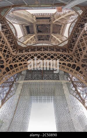 Paris, France - 25 06 2020 : vue de l'intérieur de la Tour Eiffel Banque D'Images