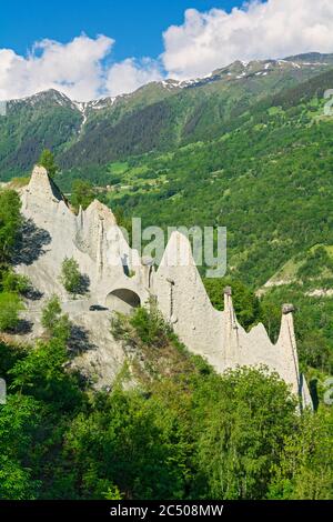 Suisse, canton du Valais, Val d'Herens, les pyramides d'Euseigne, formés par l'érosion de débris morainiques mous Banque D'Images