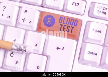 Note d'écriture indiquant le test sanguin. Concept commercial pour l'échantillon de sang extrait d'un organisme pour réaliser une analyse de laboratoire clavier PC blanc avec e Banque D'Images