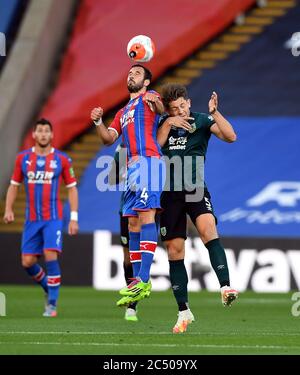 Luka Milivojevic (à gauche) du Crystal Palace et James Tarkowski de Burnley se battent pour le ballon lors du match de la Premier League à Selhurst Park, Londres. Banque D'Images