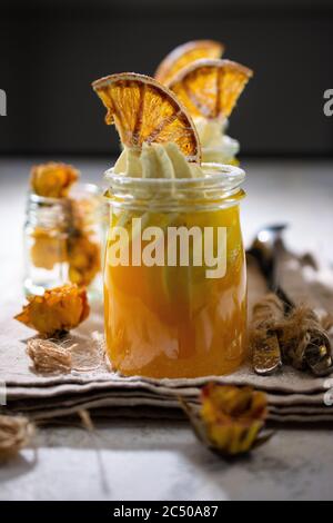 Dessert à l'orange en pots.oranges séchées.délicieux petit déjeuner.nourriture et boisson à faible teneur en matières grasses. Banque D'Images