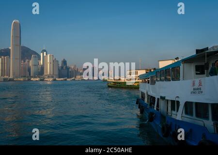 Le Star Ferry à Kowloon, Tsim Sha Tsui avec vue sur les gratte-ciel de l'île de Hong Kong. Banque D'Images