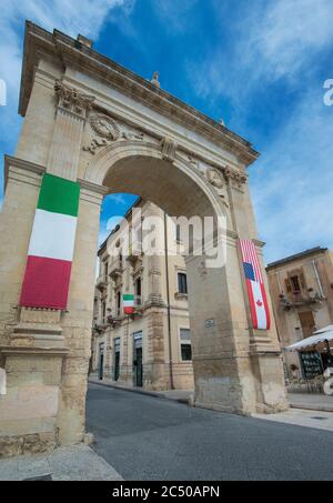 Porte Porta Real ou Arc de Ferdinand II sur Corso Vittorio Emanuele, Noto, Sicile, Italie Banque D'Images