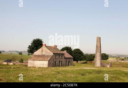 L'ancienne maison des agents et la cheminée carrée restaurée à la mine Magpie dans le district de Derbyshire Peak Banque D'Images