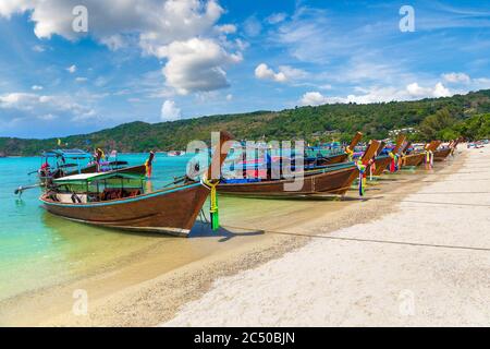 Bateau traditionnel thaïlandais à longue queue à la plage de Log Dlum sur l'île de Phi Phi Don, en Thaïlande, en été Banque D'Images