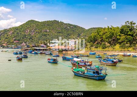 Baie avec bateaux de pêche à Nha Trang, Vietnam en été Banque D'Images