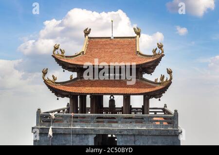 Le temple de Bich Van Thien Tu près de la station de téléphérique de Fancipan à Sapa, Lao Cai, Vietnam en été Banque D'Images