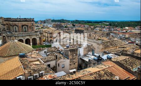 Vue panoramique sur le baroque sicilien et la vieille ville de Noto depuis le toit-terrasse de l'église San Carlo al Corso, Sicile, Italie Banque D'Images