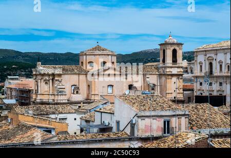 Vue panoramique sur le baroque sicilien et la vieille ville de Noto depuis le toit-terrasse de l'église San Carlo al Corso, Sicile, Italie Banque D'Images