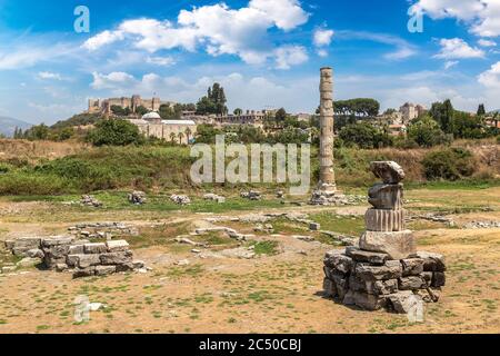 Ruines du temple d'Artémis à Éphèse en une belle journée d'été Banque D'Images