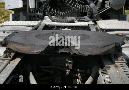 Vue de la partie arrière du chariot à 18 roues. Les accouplements de cinquième roue visibles sont montés sur un tracteur pour le connecter à la remorque. Banque D'Images