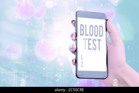 Note d'écriture indiquant le test sanguin. Concept commercial pour l'échantillon de sang extrait d'un organisme pour réaliser une analyse de laboratoire gadgets modernes blanc scr Banque D'Images