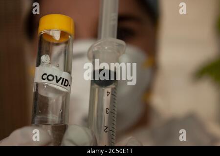Vaccin mexique Covid prototype de matériel de monnaie pour le Covid 19 po Ampoule et seringue de Mexico Banque D'Images