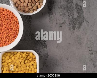 Lentilles rouges, jaunes et vertes sur fond gris. Banque D'Images