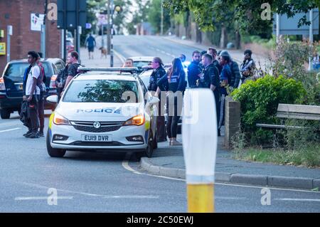 Brentwood Essex 29 juin 2020 la police d'Essex a été mobilisée pour gérer de grands groupes de jeunes qui se sont présentés dans la ville pour un média social annoncé rave qui n'a pas eu lieu. Un jeu de chat et de souris a eu lieu entre les jeunes et la police crédit: Ian Davidson/Alay Live News Banque D'Images