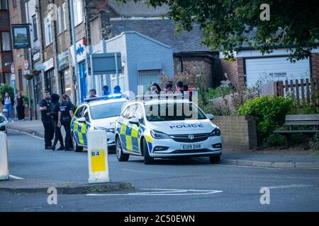 Brentwood Essex 29 juin 2020 la police d'Essex a été mobilisée pour gérer de grands groupes de jeunes qui se sont présentés dans la ville pour un média social annoncé rave qui n'a pas eu lieu. Crédit : Ian Davidson/Alay Live News Banque D'Images