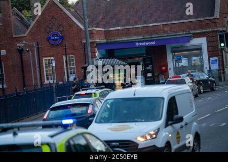 Brentwood Essex 29 juin 2020 la police d'Essex a été mobilisée pour gérer de grands groupes de jeunes qui se sont présentés dans la ville pour un média social annoncé rave qui n'a pas eu lieu. Crédit : Ian Davidson/Alay Live News Banque D'Images