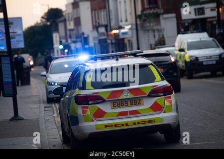 Brentwood Essex 29 juin 2020 la police d'Essex a été mobilisée pour gérer de grands groupes de jeunes qui se sont présentés dans la ville pour un média social annoncé rave qui n'a pas eu lieu. Crédit : Ian Davidson/Alay Live News Banque D'Images