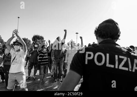 Mondragone, Campanie, Italie. 29 juin 2020. Italie, 29/06/2020, le dirigeant de la droite italienne Séné. Matteo Salvini de la Ligue du Nord est allé aujourd'hui à Mondragone dans la zone rouge où il y a beaucoup de cas de Covid-19. Quand le politicien est arrivé, il y a eu beaucoup de protestations et d'accusations de police. Crédit : Fabio Sasso/ZUMA Wire/Alay Live News Banque D'Images