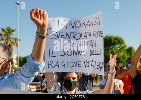 Mondragone, Campanie, Italie. 29 juin 2020. Italie, 29/06/2020, le dirigeant de la droite italienne Séné. Matteo Salvini de la Ligue du Nord est allé aujourd'hui à Mondragone dans la zone rouge où il y a beaucoup de cas de Covid-19. Quand le politicien est arrivé, il y a eu beaucoup de protestations et d'accusations de police. Crédit : Fabio Sasso/ZUMA Wire/Alay Live News Banque D'Images