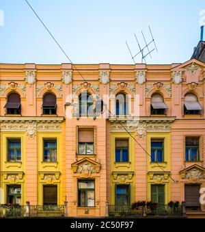 Budapest, Hongrie, août 2019, vue sur la partie supérieure d'un bâtiment coloré Banque D'Images