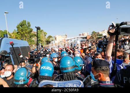 Mondragone, Campanie, Italie. 29 juin 2020. Italie, 29/06/2020, le dirigeant de la droite italienne Séné. Matteo Salvini de la Ligue du Nord est allé aujourd'hui à Mondragone dans la zone rouge où il y a beaucoup de cas de Covid-19. Quand le politicien est arrivé, il y a eu beaucoup de protestations et d'accusations de police. Crédit : Fabio Sasso/ZUMA Wire/Alay Live News Banque D'Images