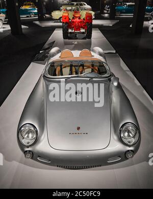 Porsche 550 Spyder. Première voiture de course Porsche légendaire. Exposition de voitures de course vintage. Exposition de voitures classiques - Centre Heydar Aliyev, Bakou, Az Banque D'Images